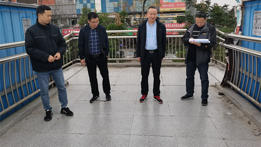 绵吴路刷新工程现场查抄人行天桥 绵吴路刷新工程现场查抄人行天桥