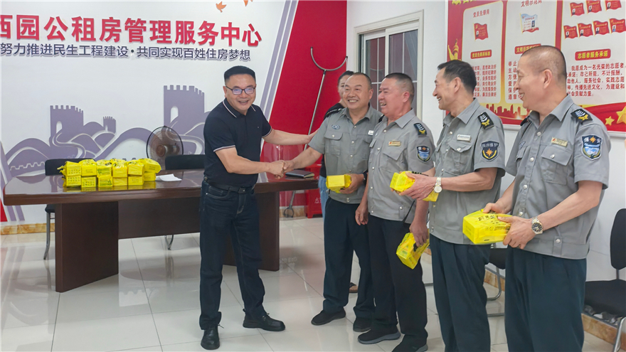 战高温 送清冷 暖人心——康居公司发展防暑降温慰问